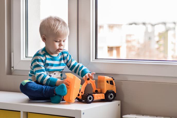 1歳の男の子が喜ぶ誕生日プレゼント特集 子どもに人気のおもちゃや絵本とは Smartlog