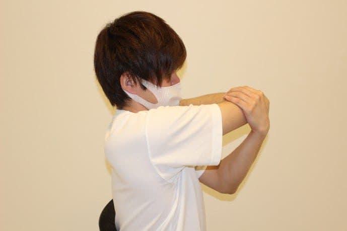 肩関節(三角筋前部)のストレッチ方法