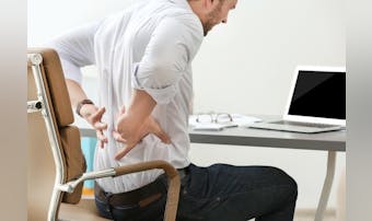 背中のストレッチ方法。背筋を伸ばす...
