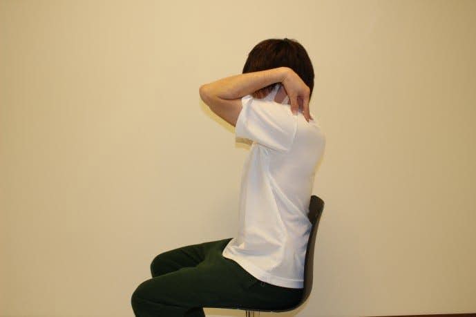肩甲骨のストレッチ方法 硬い筋肉を柔らかくする効果的な柔軟体操とは Smartlog 肩甲骨のストレッチ方法 硬い筋肉を柔らかくする効果的な柔軟体操とは Smartlog