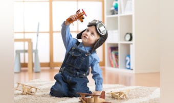 2歳の男の子が夢中になる誕生日プレゼント。子どもが喜ぶ人気おもちゃとは