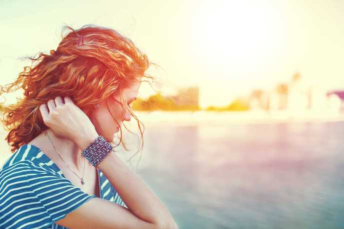 太ももの上から手を離さないのは警戒...