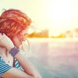 太ももの上から手を離さないのは警戒しているサイン? #会話中 #脈あり