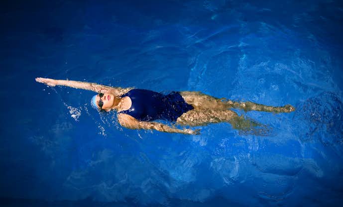 背泳ぎで効果的に痩せる方法