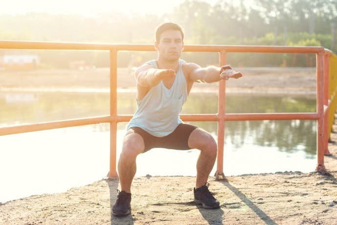 フロッグジャンプトレーニングを行う男性