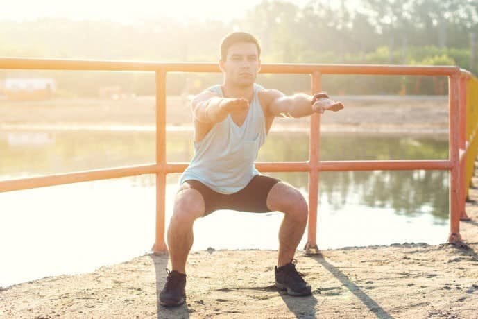 フロッグジャンプトレーニングを行う男性