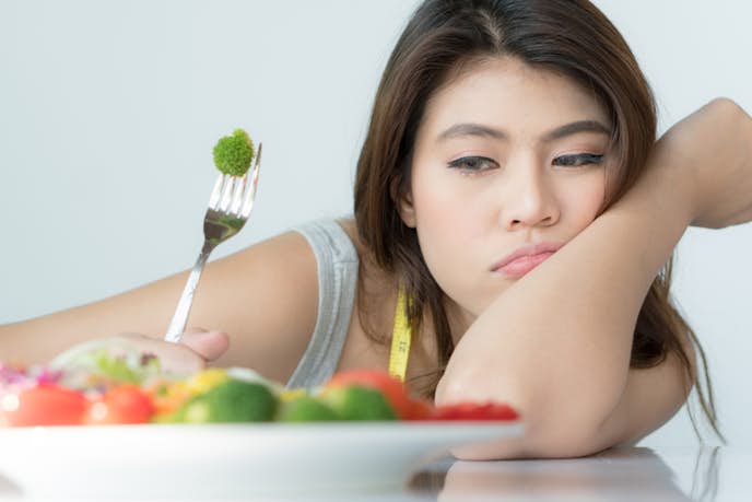 ダイエットのために食事制限している女性