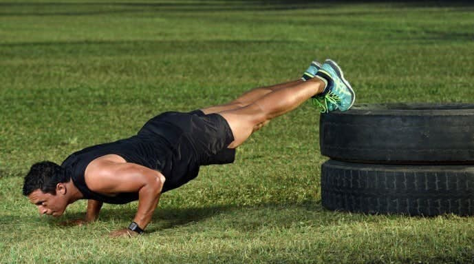 デクラインプッシュアップのやり方 上半身を鍛える効果的な回数とは 自重トレーニング大全 By Smartlog デクラインプッシュアップのやり方 上半身を鍛える効果的な回数とは 自重トレーニング大全 By Smartlog