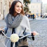 彼女が喜ぶマフラーのクリスマスプレゼント。女性におすすめの人気ブランドランキング&値段別特集