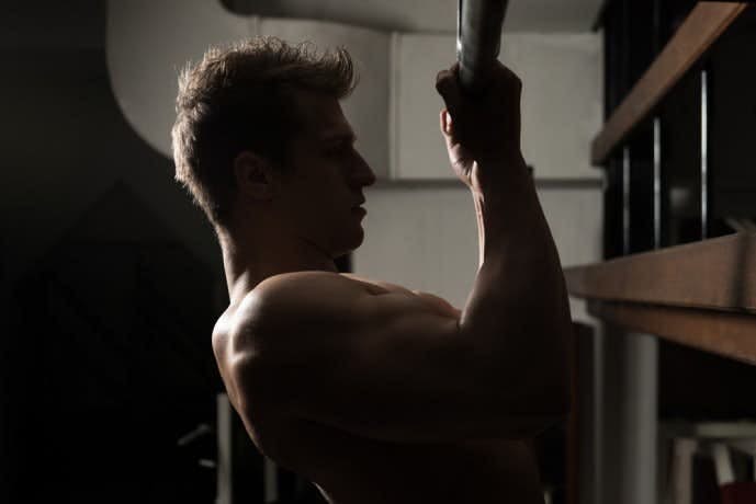 逆手懸垂の効果的なやり方 上腕二頭筋を鍛える正しいフォームのコツとは 自重トレーニング大全 By Smartlog 逆手懸垂の効果的なやり方 上腕二頭筋を鍛える正しいフォームのコツとは 自重トレーニング大全 By Smartlog