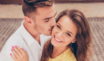 ほっぺにキスする男性の7つの心理 彼氏が喜ぶほっぺキスのやり方も紹介 Smartlog ほっぺにキスする男性の7つの心理 彼氏が喜ぶほっぺキスのやり方も紹介 Smartlog