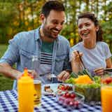 合コンでは「サラダ取り分け女子」を褒めすぎちゃダメ! #女子会で話されているコト