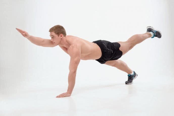 体幹の筋トレであるダイアゴナルトレーニングを行う男性