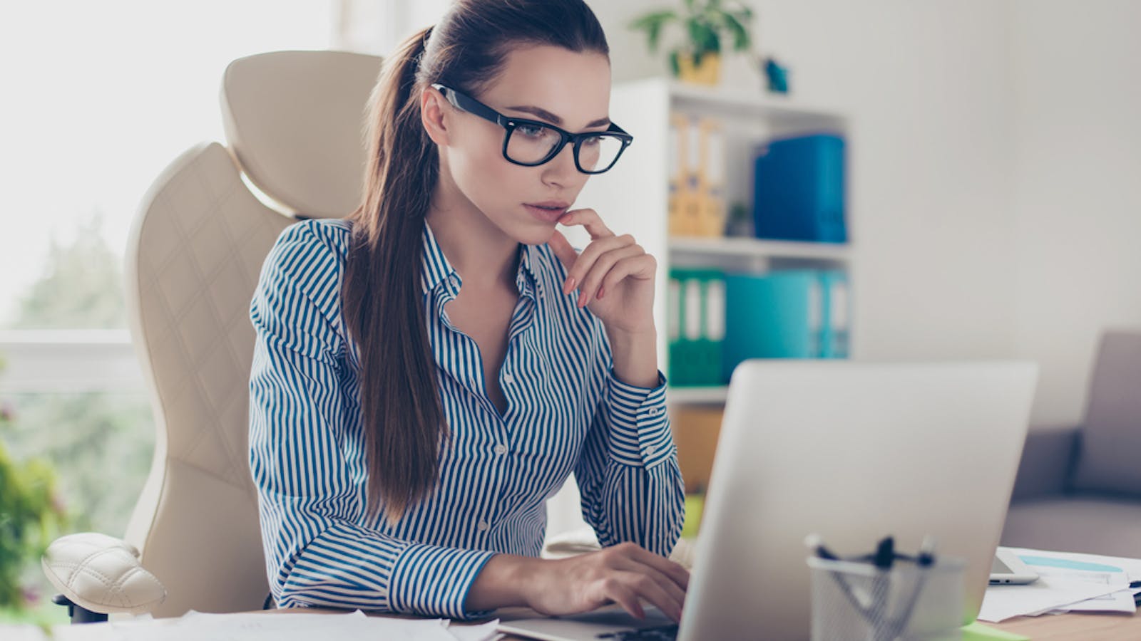 お局とは 職場にいるお局様の特徴 心理 嫌味や嫌がらせの対処法も解説 Smartlog お局とは 職場にいるお局様の特徴 心理 嫌味や嫌がらせの対処法も解説 Smartlog