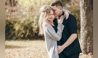 彼女からのハグ って嬉しい 彼女に抱きしめられた時の男性心理とは Smartlog 彼女からのハグ って嬉しい 彼女に抱きしめられた時の男性心理とは Smartlog