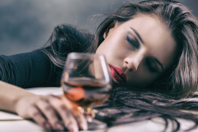酒癖が悪い女性は直らない 酒乱で酔うとめんどくさい女の特徴とは Smartlog