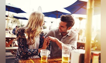 好きな男性を惚れさせる15の方法。...