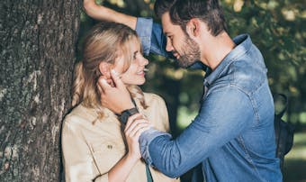彼氏に抱きしめられたい時の甘え方 男が彼女を抱きしめたくなる心理も解説 Smartlog 彼氏に抱きしめられたい時の甘え方 男が彼女を抱きしめたくなる心理も解説 Smartlog