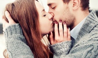 投げキッスの意味とは 投げチューする男女の心理 正しいやり方を紹介 Smartlog