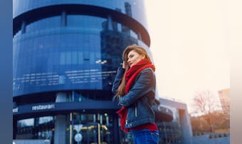 後ろ姿美人の特徴7選。姿勢を整えて...