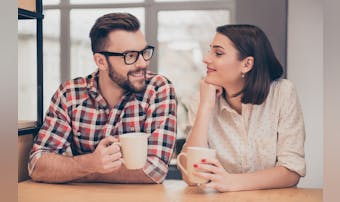 職場で手を振る女性の心理とは 遠くから手を振ってくる女性は脈ありなの Smartlog 職場で手を振る女性の心理とは 遠くから手を振ってくる女性は脈ありなの Smartlog