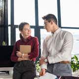 【男女別】職場の好きな人にとる態度&行動24選|脈ありサインへの対応方法も解説!