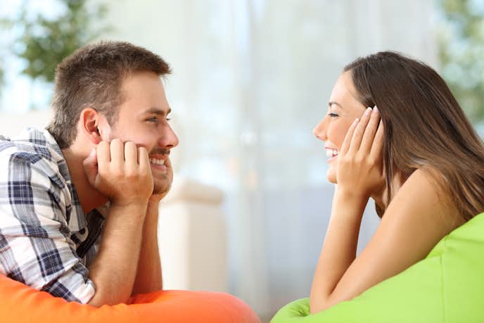 男女別 目を見て話す人の心理 恋愛対象として見られてるかの判断基準とは Smartlog