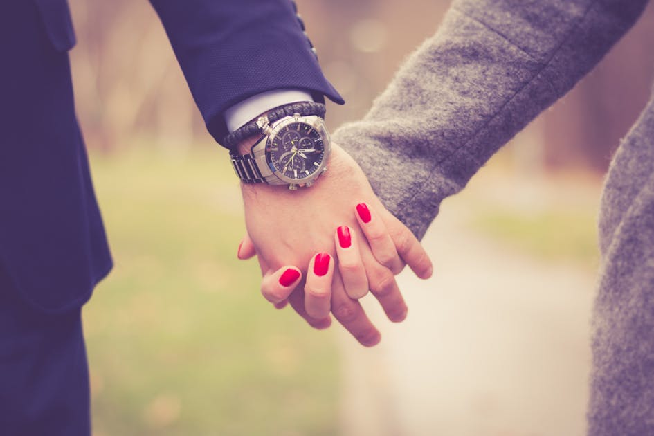 恋人繋ぎは脈ありサイン 恋人繋ぎをする男女の心理とやり方を解説 Smartlog