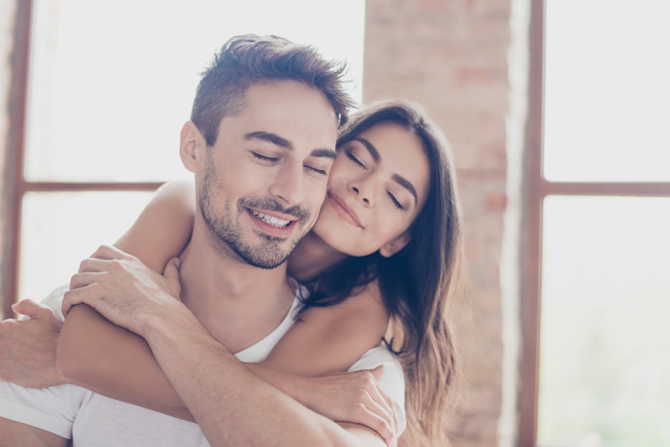 彼女とのハグの仕方 カップル必見のキュンとさせる抱きしめ方 タイミングを解説 Smartlog 彼女とのハグの仕方 カップル必見のキュンとさせる抱きしめ方 タイミングを解説 Smartlog