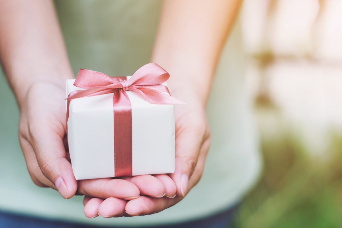 好きな人の誕生日はお祝いすべき Lineやプレゼントで気をつける注意点とは Smartlog 好きな人の誕生日はお祝いすべき Lineやプレゼントで気をつける注意点とは Smartlog
