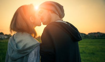 おでこにキスの意味とは おでこや他の場所にキスする男性心理を解説 Smartlog おでこにキスの意味とは おでこや他の場所にキスする男性心理を解説 Smartlog