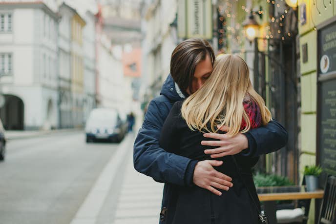 彼氏に抱きしめられたい時の甘え方 男が彼女を抱きしめたくなる心理も解説 Smartlog