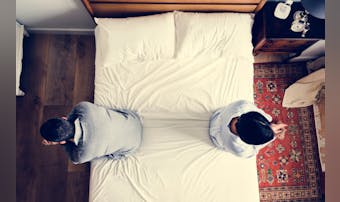 目を合わせない男女の心理や特徴。目...