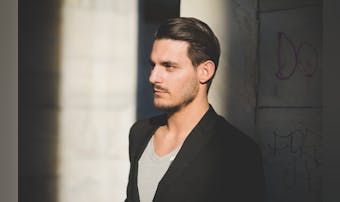 闇が深い人の心理 特徴とは 心に闇を持つ原因と上手な接し方も解説 Smartlog