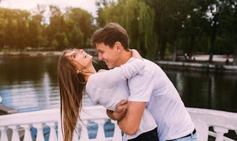 彼女とハグしたい 女性をキュンとさせる抱きしめ方 タイミングを大公開 Smartlog 彼女とハグしたい 女性をキュンとさせる抱きしめ方 タイミングを大公開 Smartlog