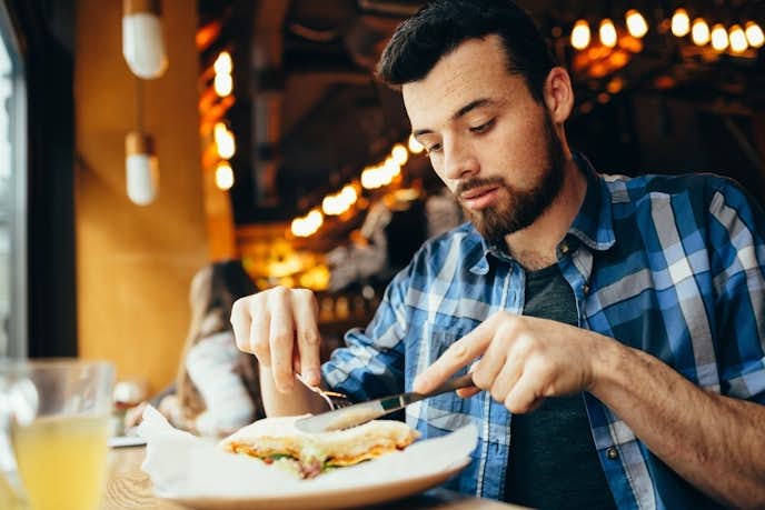 男性から食事に誘われた！女性を食事に誘う心理と上手な返事の仕方とは Smartlog