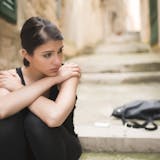 暗い人の心理や特徴。暗くなってしまう原因や...