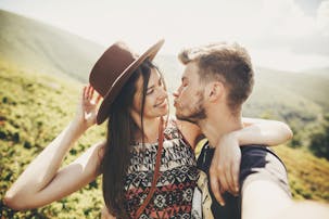 おでこにキスの意味とは おでこや他の場所にキスする男性心理を解説 Smartlog
