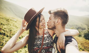 おでこにキスの意味とは おでこや他の場所にキスする男性心理を解説 Smartlog おでこにキスの意味とは おでこや他の場所にキスする男性心理を解説 Smartlog