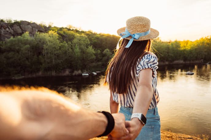 男が女性と手を繋ぐ理由と心理 手を繋いだ時にされたい可愛い反応とは Smartlog