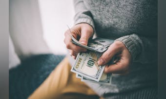 守銭奴の意味は何?守銭奴な人に共通...
