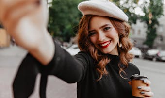 男女別 髪をかきあげる心理とは 男性がドキッとする理由も紹介 Smartlog 男女別 髪をかきあげる心理とは 男性がドキッとする理由も紹介 Smartlog