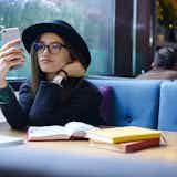 卑下する の意味は 自分を卑下する人の心理と特徴から付き合い方まで解説 Smartlog 卑下する の意味は 自分を卑下する人の心理と特徴から付き合い方まで解説 Smartlog