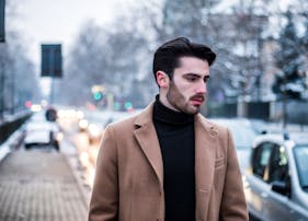 笑わない人の心理的特徴5選。職場での印象や周囲と賢く付き合う方法とは