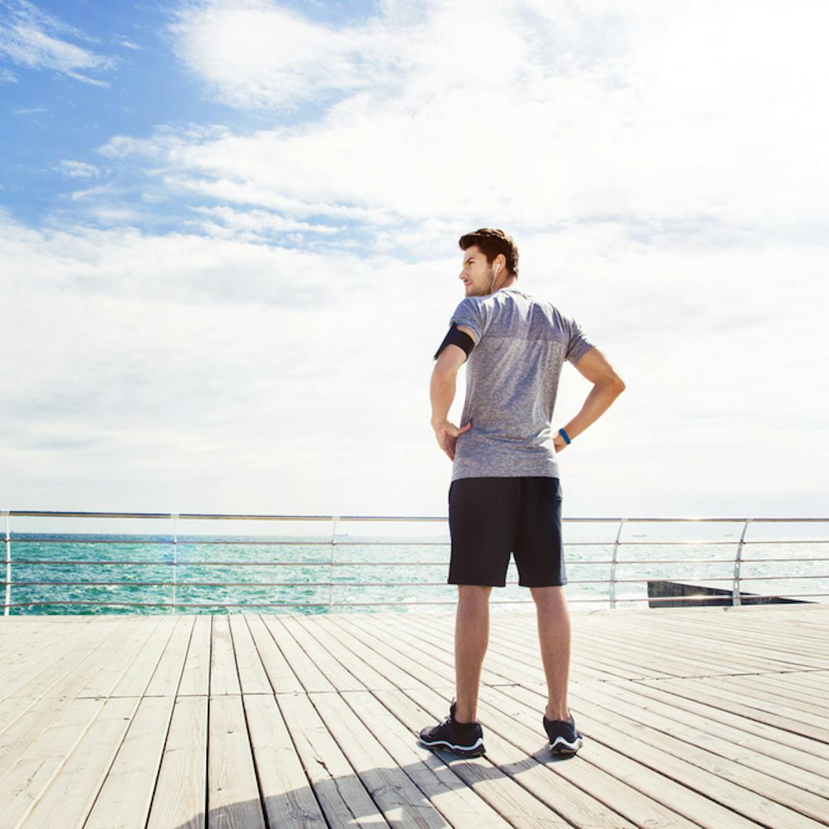 腰に手を当てる10個の心理 無意識に手を添えてしまう癖の改善方法も解説 Smartlog 腰に手を当てる10個の心理 無意識に手を添えてしまう癖の改善方法も解説 Smartlog