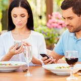カップルで会話が続かないのはなぜ?話す話題...