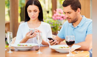 カップルで会話が続かないのはなぜ?...