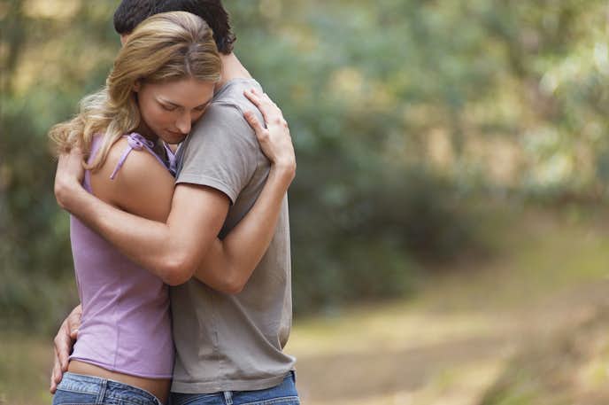彼氏に抱きしめられたい時の甘え方 男が彼女を抱きしめたくなる心理も解説 Smartlog