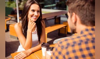 初対面の人と会話が弾む5つのコツ。初めて話す相手に自分の印象を残す方法とは