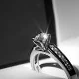 婚約指輪の人気ブランドとは？値段相場やランクから彼女が喜ぶ渡し方まで徹底解説